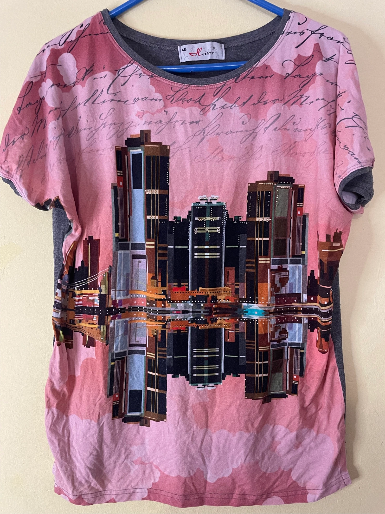 T-shirt Feminina Estampa Cidade Rosa / Cinza 